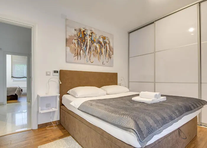 Aurea Villa *